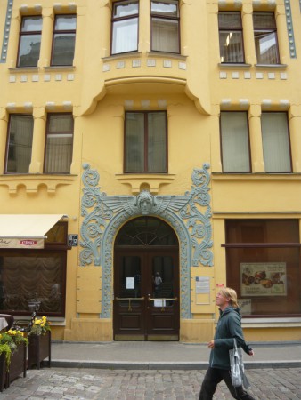 A Macskaház díszes kapuja